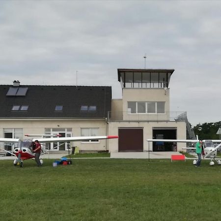 Hostel Letisko Dubova Dubova  Zewnętrze zdjęcie