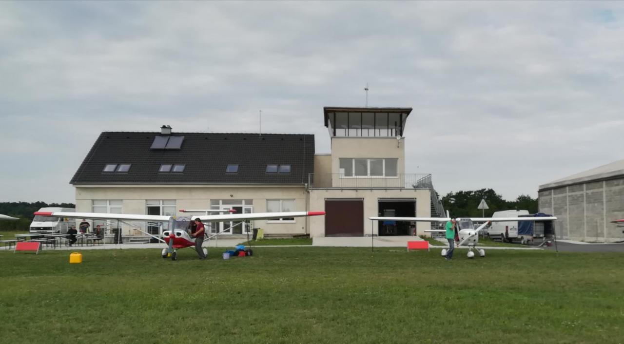 Hostel Letisko Dubova Dubova  Zewnętrze zdjęcie